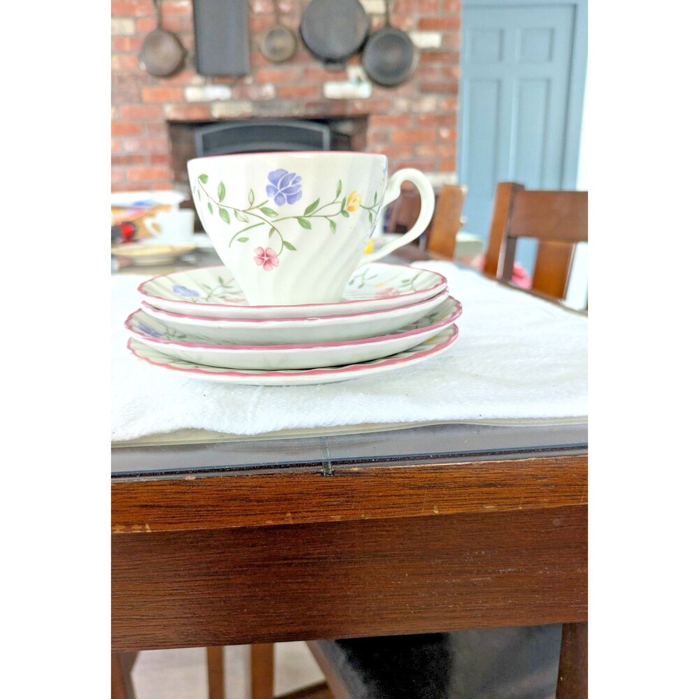 VTG Johnson Brothers Summer Chintz Teacup & 4 Saucers Set Floral Made in England